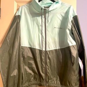 Women’s Columbia green windbreaker